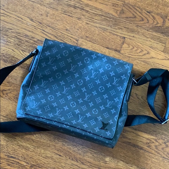 Louis Vuitton, Bags, Louis Vuitton Monogram District Mm Shoulder Bag